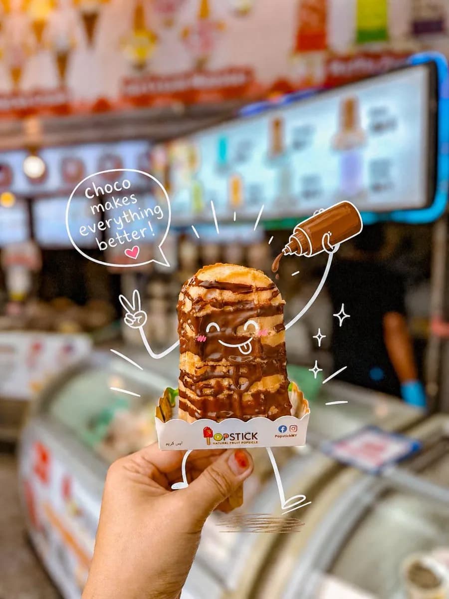 带有涂鸦文字和甜点的食品广告